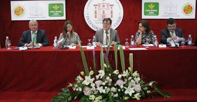 Mesa de autoridades en los XIX Cursos de Verano &#039;Intendente Olavide&#039; de la Universidad de Jaén en La Carolina.