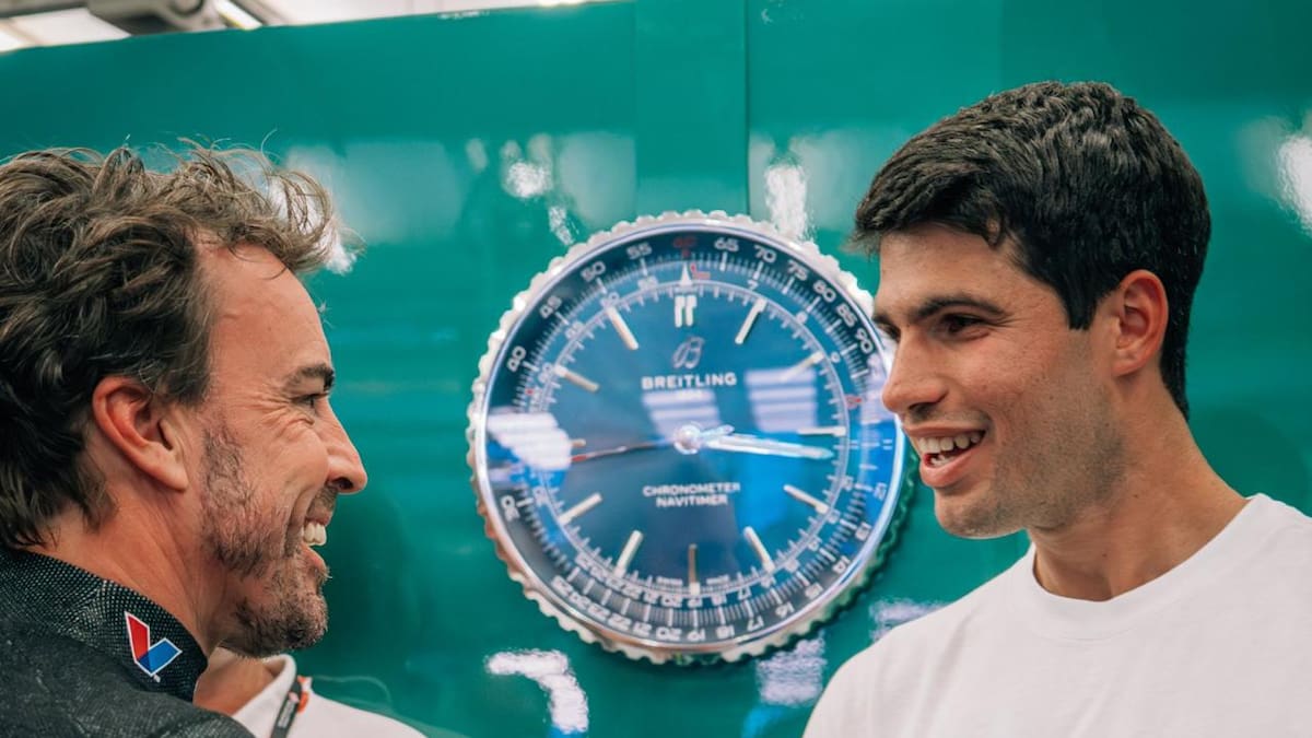 Carlos Alcaraz visita a Fernando Alonso y Sainz en los test de Fórmula 1