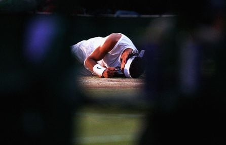 Nadal celebra la victoria en Wimbledon ante Federer.