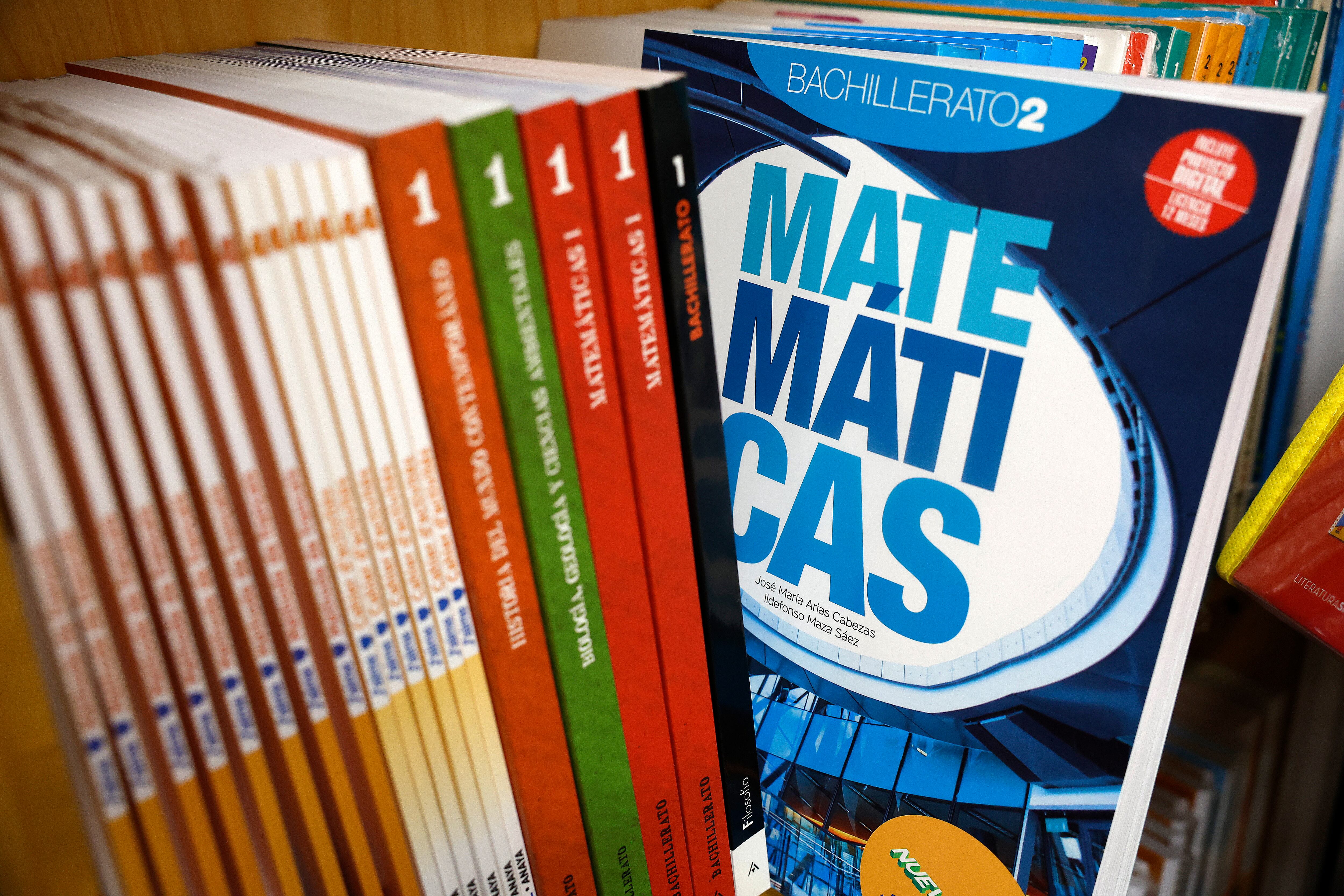 MADRID, 29/08/2024.- Las familias gastarán de media 2.588 euros por hijo durante el próximo curso, 400 euros más de lo que les costó el año pasado, según una encuesta de la OCU que cifra en más de 500 euros el desembolso inicial que deben hacer los padres solo para empezar el cole. La encuesta anual de la OCU sobre gastos escolares, realizada a 917 socios de la organización con hijos de entre 3 y 18 años que arrojan información sobre 1.200 alumnos, revela un aumento del 13 % de los gastos por familia, aunque con enormes diferencias según el nivel de estudios y, sobre todo, el tipo de centro. EFE/ J.P. Gandul