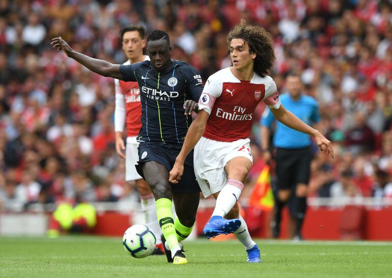  Mendy pugna por un balón con Guendouzi, este domingo