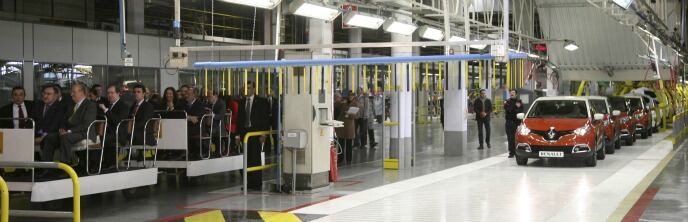 Su Majestad Don Juan Carlos visita la cadena de montaje del Renault Captur en Valladolid