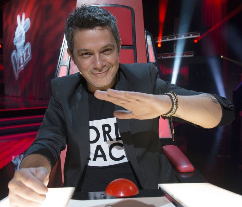 Alejando Sanz, en el pulsador de &#039;La voz&#039;