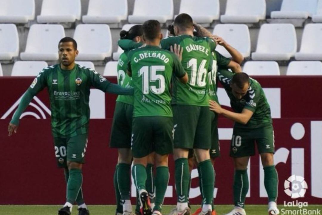 Los jugadores del Castellón celebran el gol de Jorge