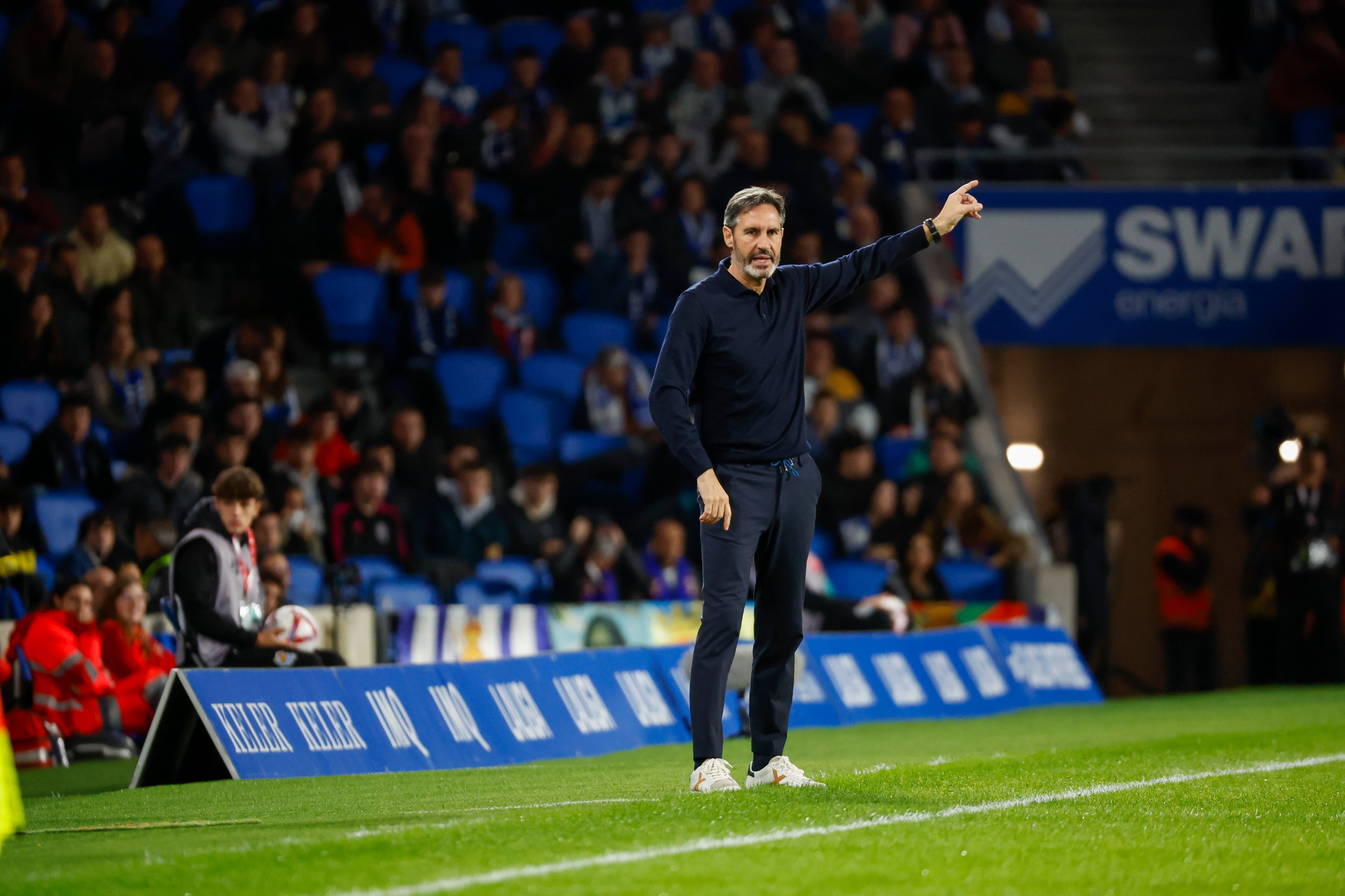 SAN SEBASTIÁN (PAÍS VASCO), 27/10/2024.- El entrenador del Osasuna, Vicente Moreno, este domingo, durante un partido de la jornada 11 de LaLiga EA Sports, entre la Real Sociedad y el CA Osasuna, en el Reale Arena de San Sebastián. EFE/ Juan Herrero
