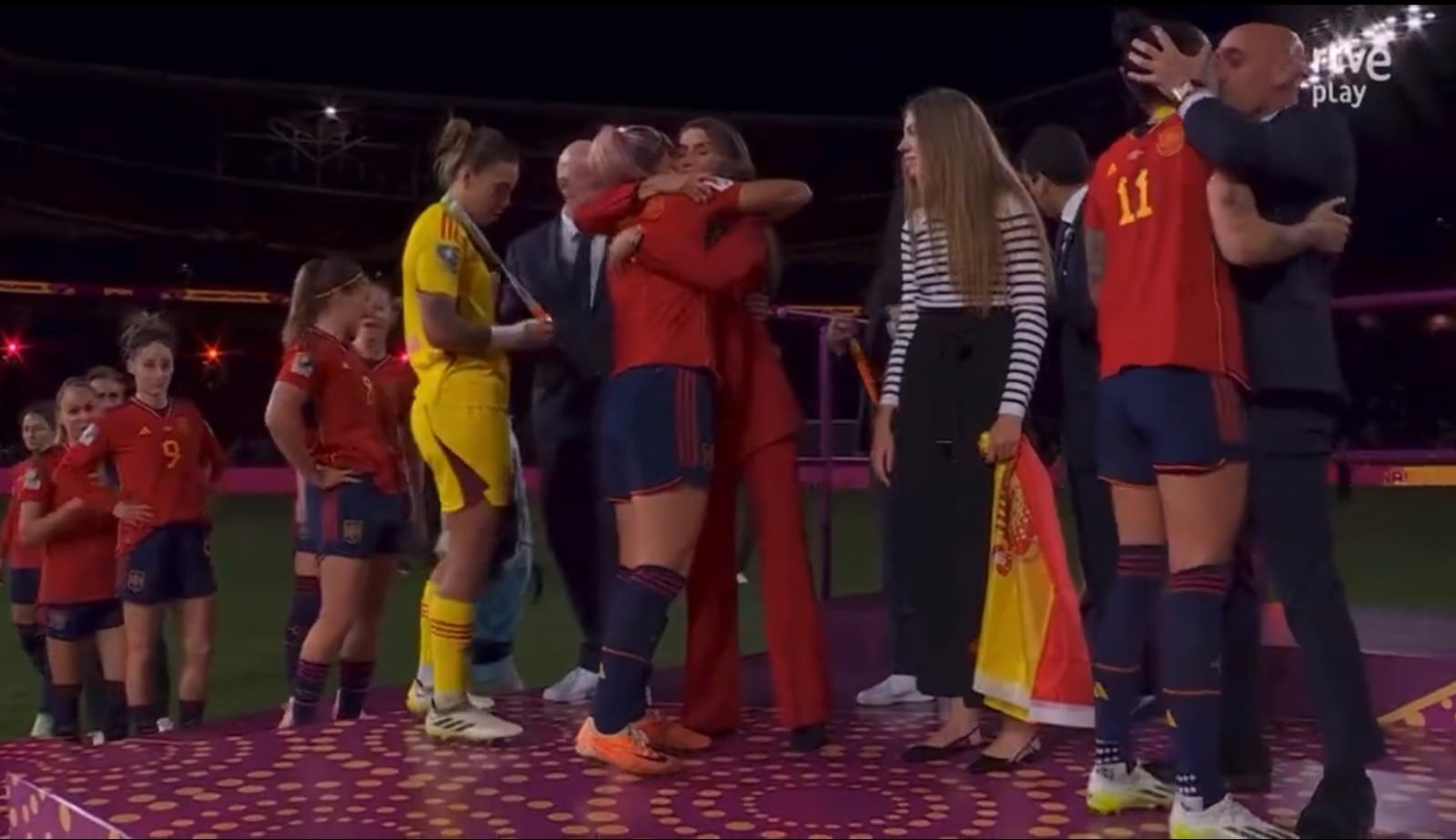 Fotograma en el que Rubiales besa a Jenni Hermoso mientras las jugadoras reciben sus medallas