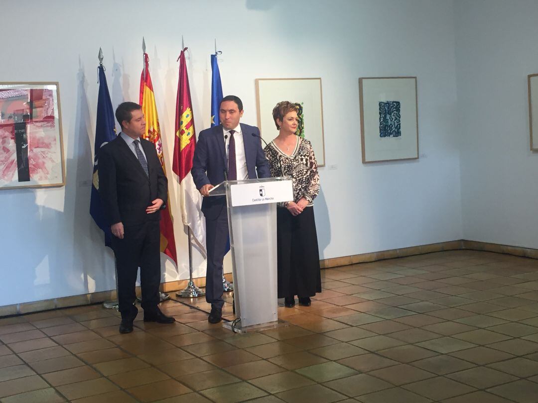 El presidente de la Diputación de Cuenca, Álvaro Martínez Chana, junto con el presidente regional, Emiliano García Page y la alcaldesa de San Clemente, Charo Sevillano, ayer en el consejo itinerante regional. 