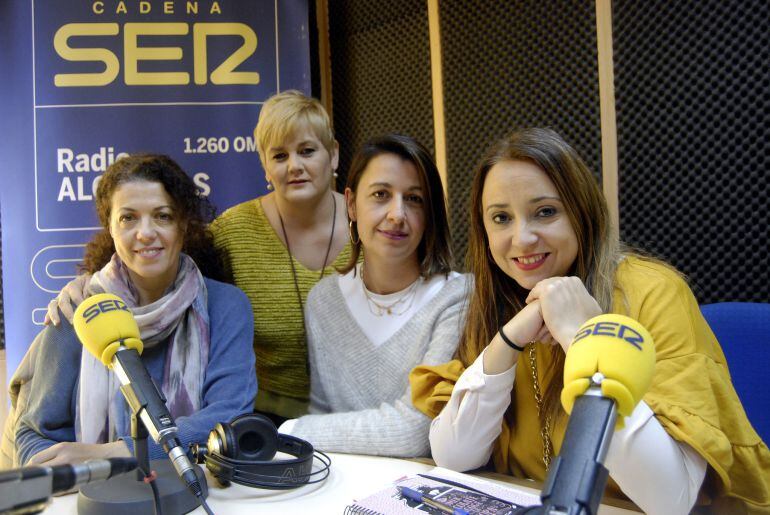María José Solino, Macu Muñoz, Marta Álvarez y María Díaz nos hablan de la cena solidaria que organiza el AMPA del CEE Vírgen de la Esperanza.