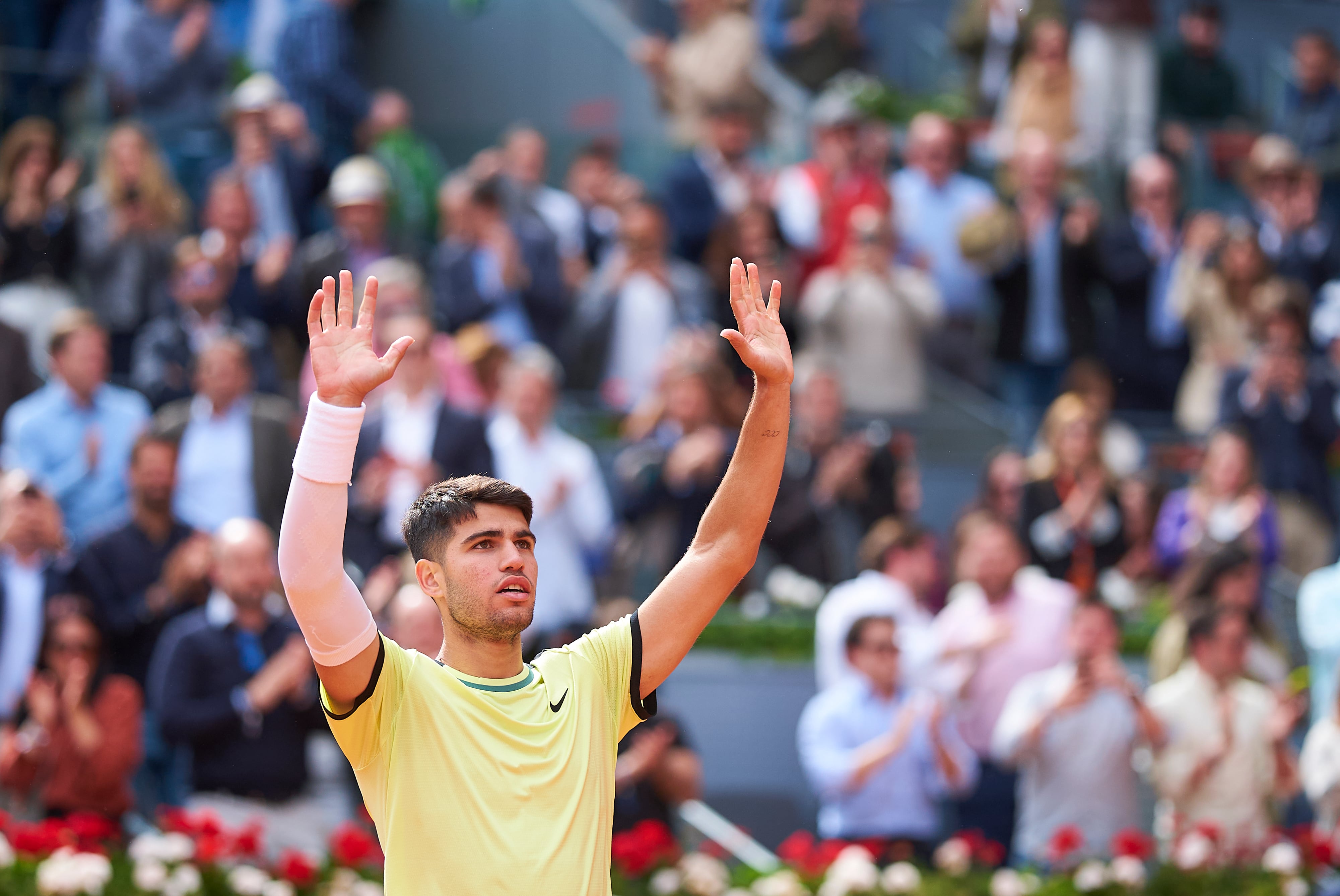 Carlos Alcaraz celebra su victoria ante Alexander Shevchenko en la segunda ronda del Mutua Madrid Open