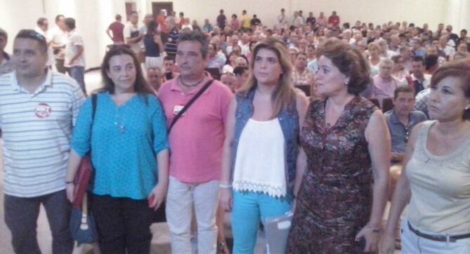 Los representantes sindicales a su llegada a la asamblea