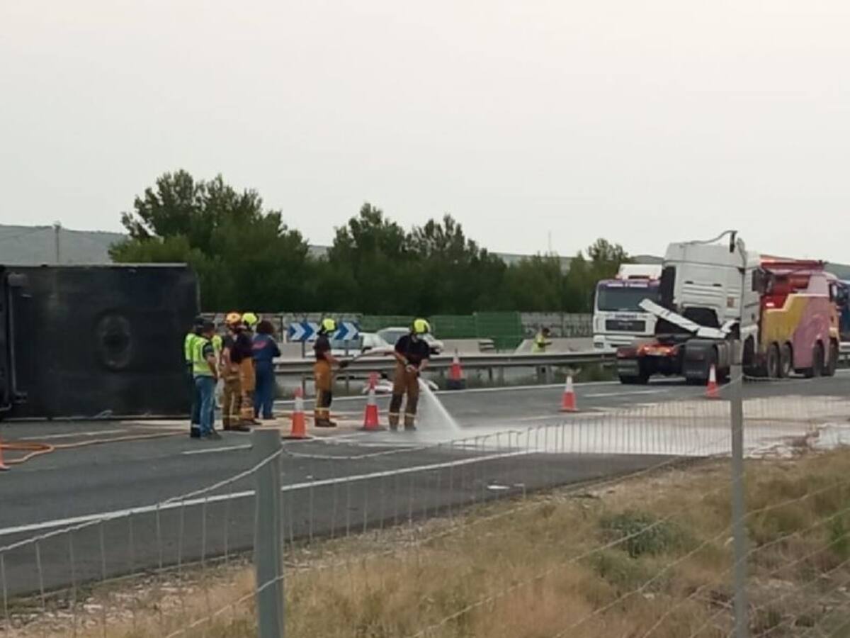 Vuelca un camión en la A7 en Crevillent