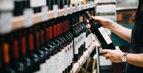 Botellas de vino en un supermercado