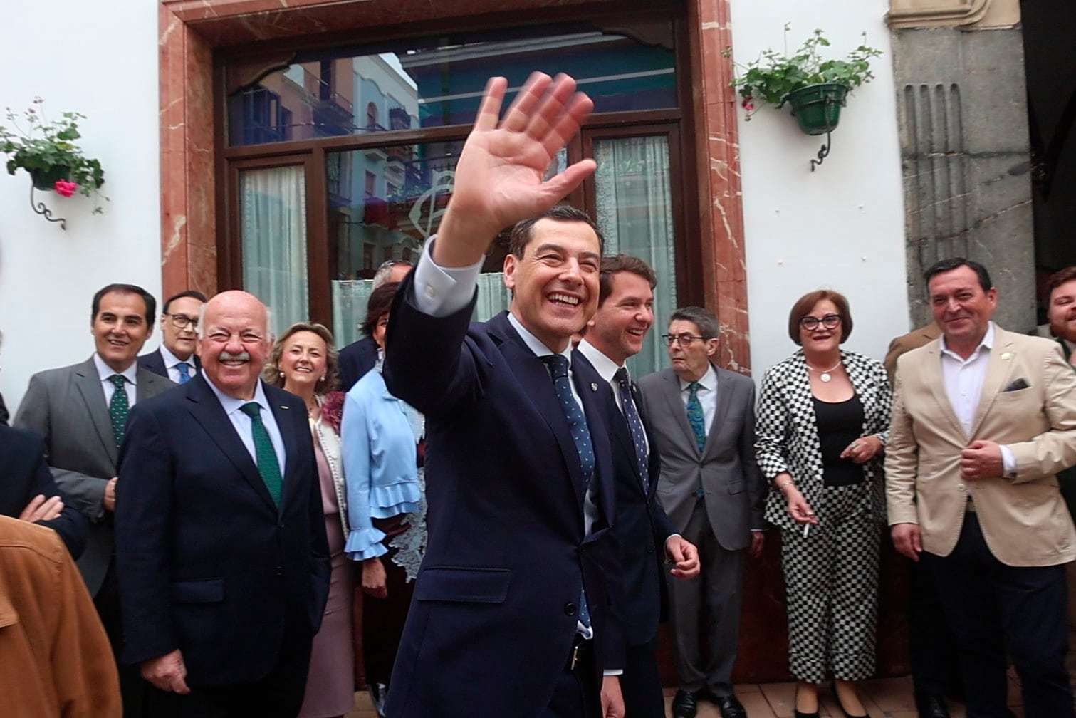  El presidente de la Junta de Andalucía, Juanma Moreno, saluda a los vecinos de Cabra (Córdoba) durante su vista institucional este jueves. EFE/ Salas
