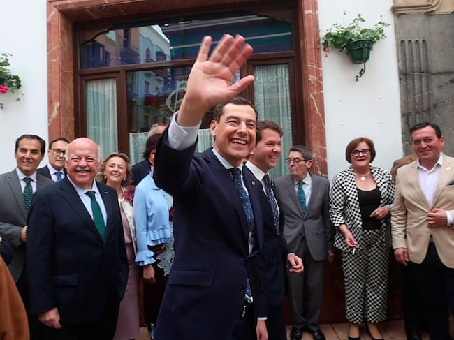 El presidente de la Junta de Andalucía, Juanma Moreno, saluda a los vecinos de Cabra (Córdoba) durante su vista institucional este jueves. EFE/ Salas