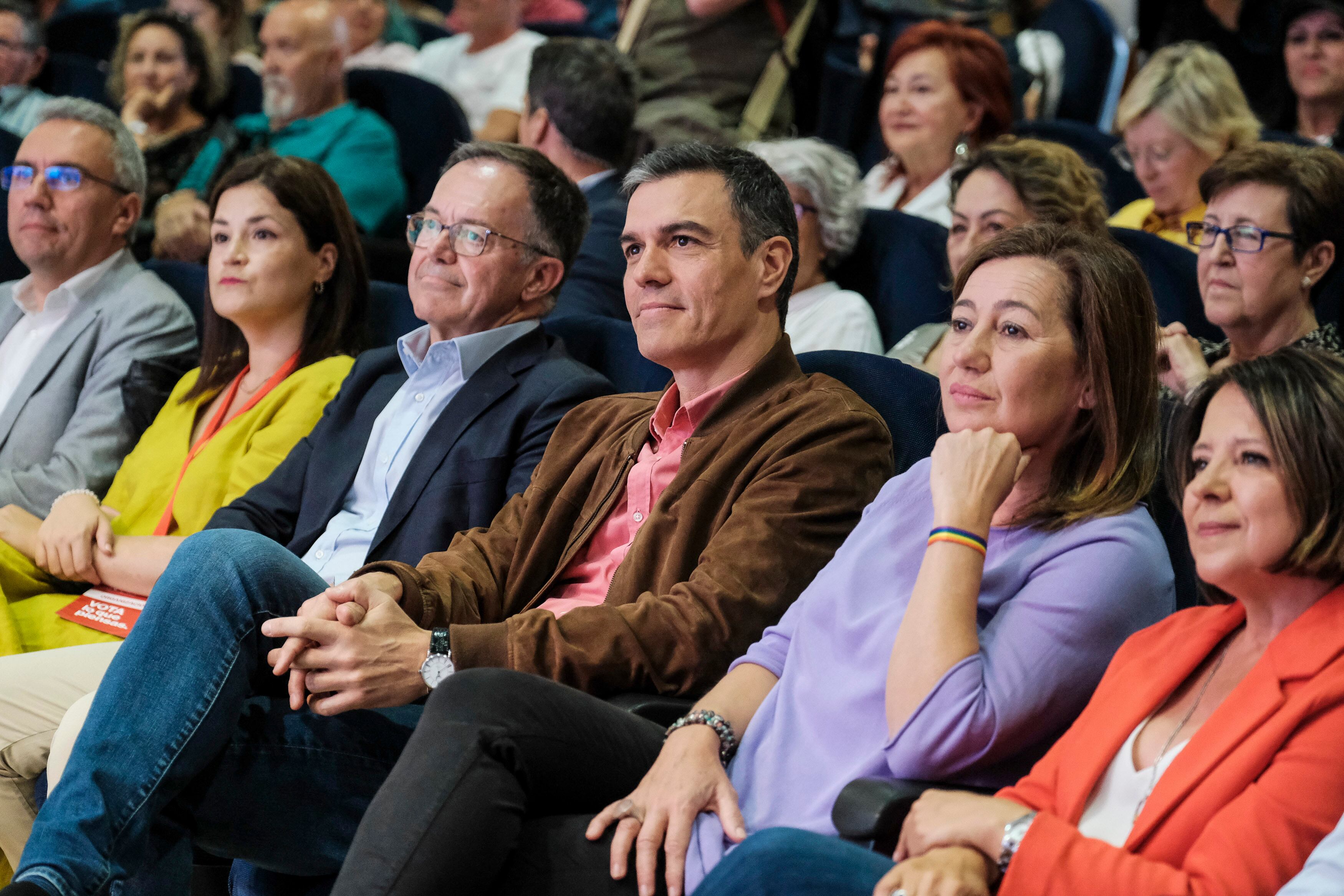 IBIZA, 17/05/2023.- El presidente de Gobierno, Pedro Sánchez, junto a la presidenta del Govern balear, Francina Armengol (2d), participa este miércoles en un mitin del PSOE en la ciudad de Ibiza.EFE/ Sergio G. Cañizares
