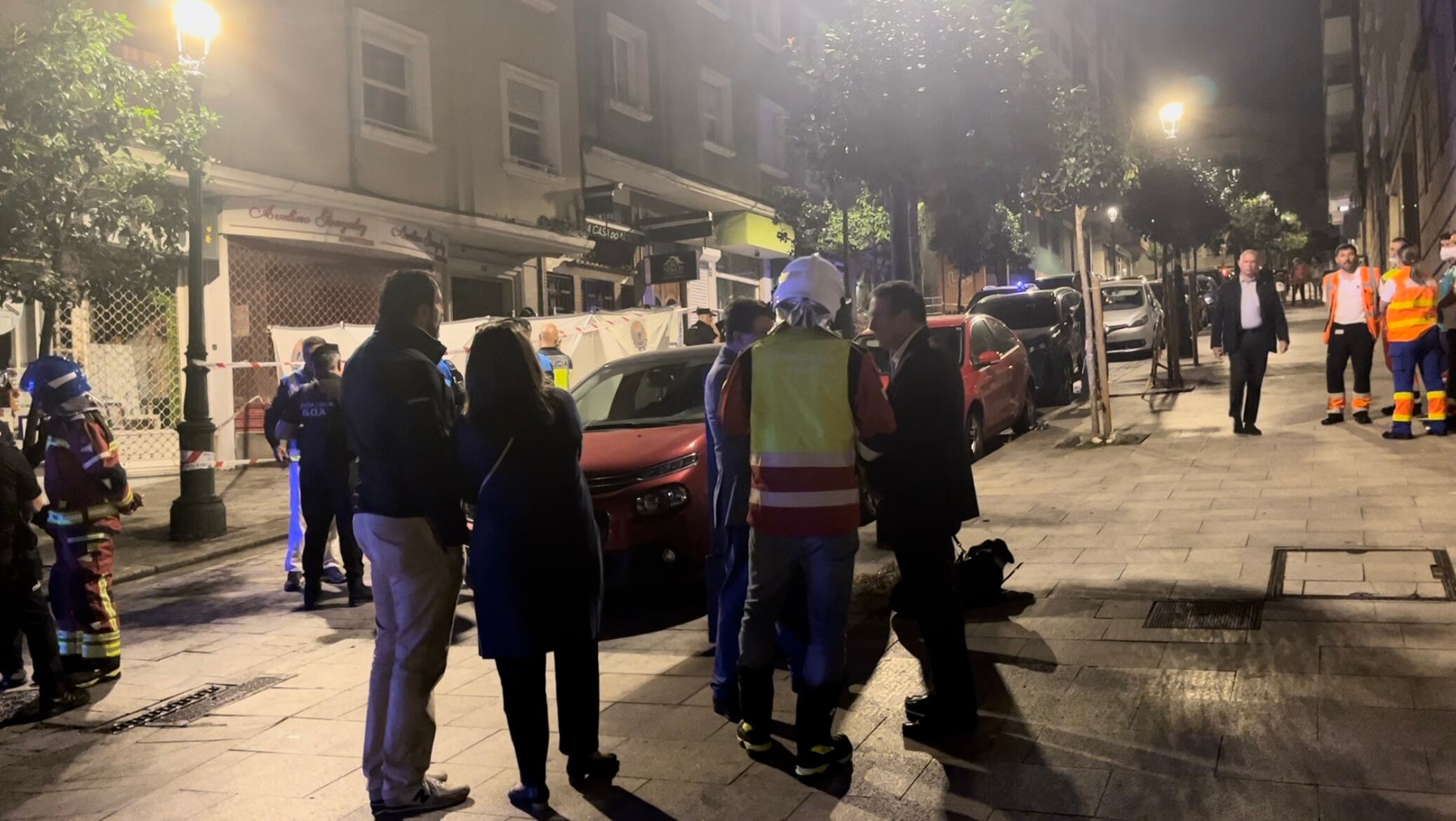 El alcalde de Vigo Abel Caballero y la delegada territorial de la Xunta en Vigo, Ana Ortiz, con los efectivos de emergencias la noche del incendio en As Travesas donde fallecieron cuatro personas.