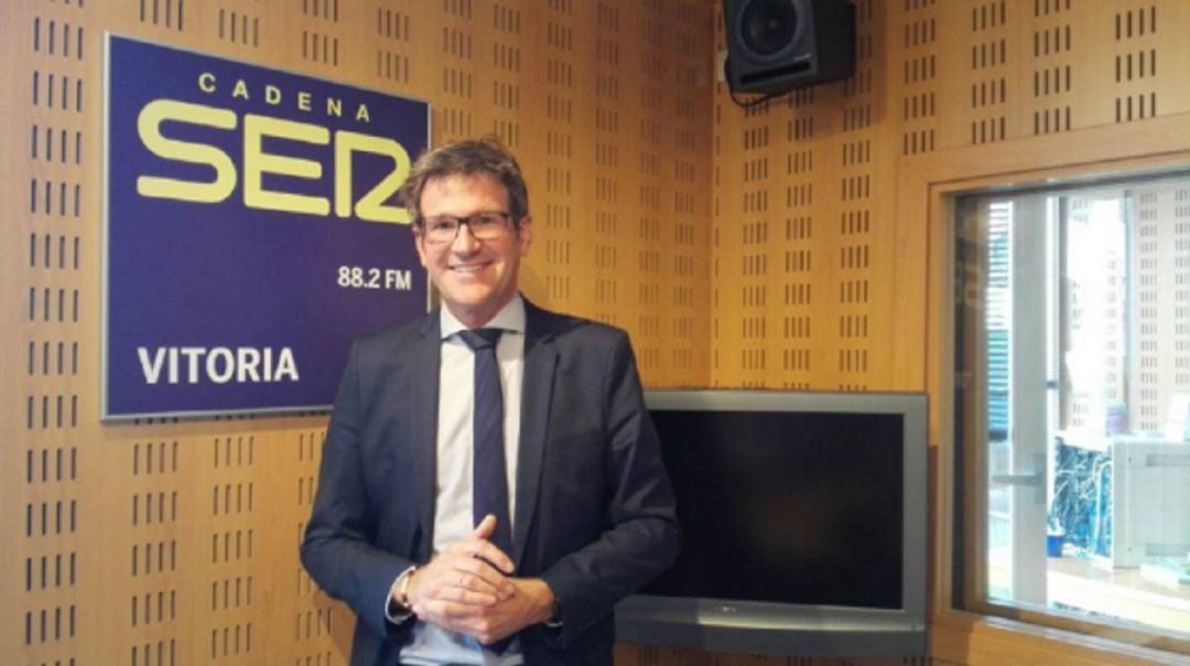 El alcalde de Vitoria, Gorka Urtaran, en el estudio de Cadena SER en Vitoria. 