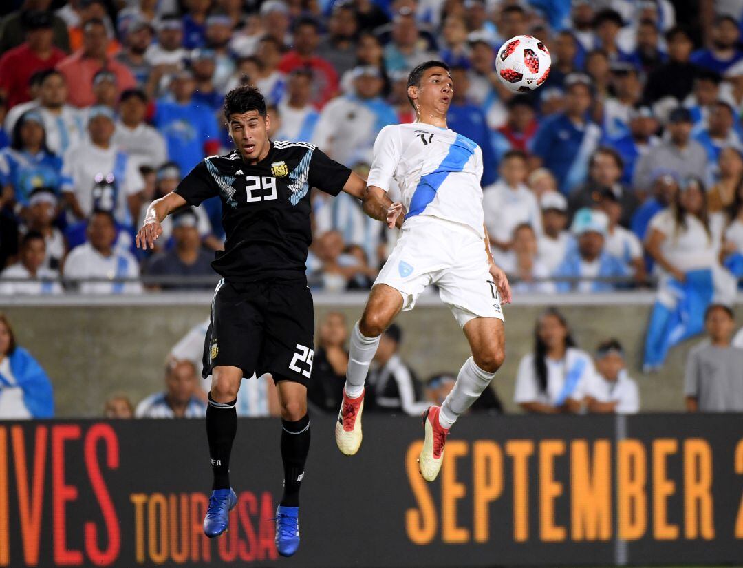 Ezequiel Palacios (izquierda) durante un partido con Argentina