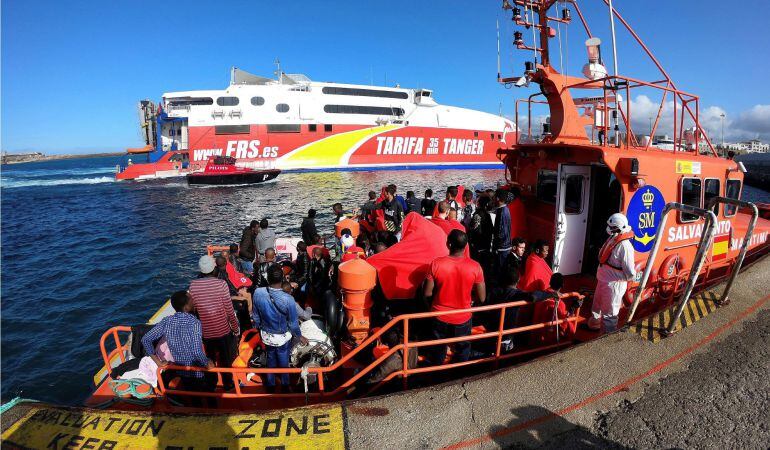 Salvamento Marítimo ha rescatado este domingo a 68 inmigrantes de dos pateras en el Estrecho de Gibraltar y los ha trasladado al puerto de Tarifa (Cádiz).