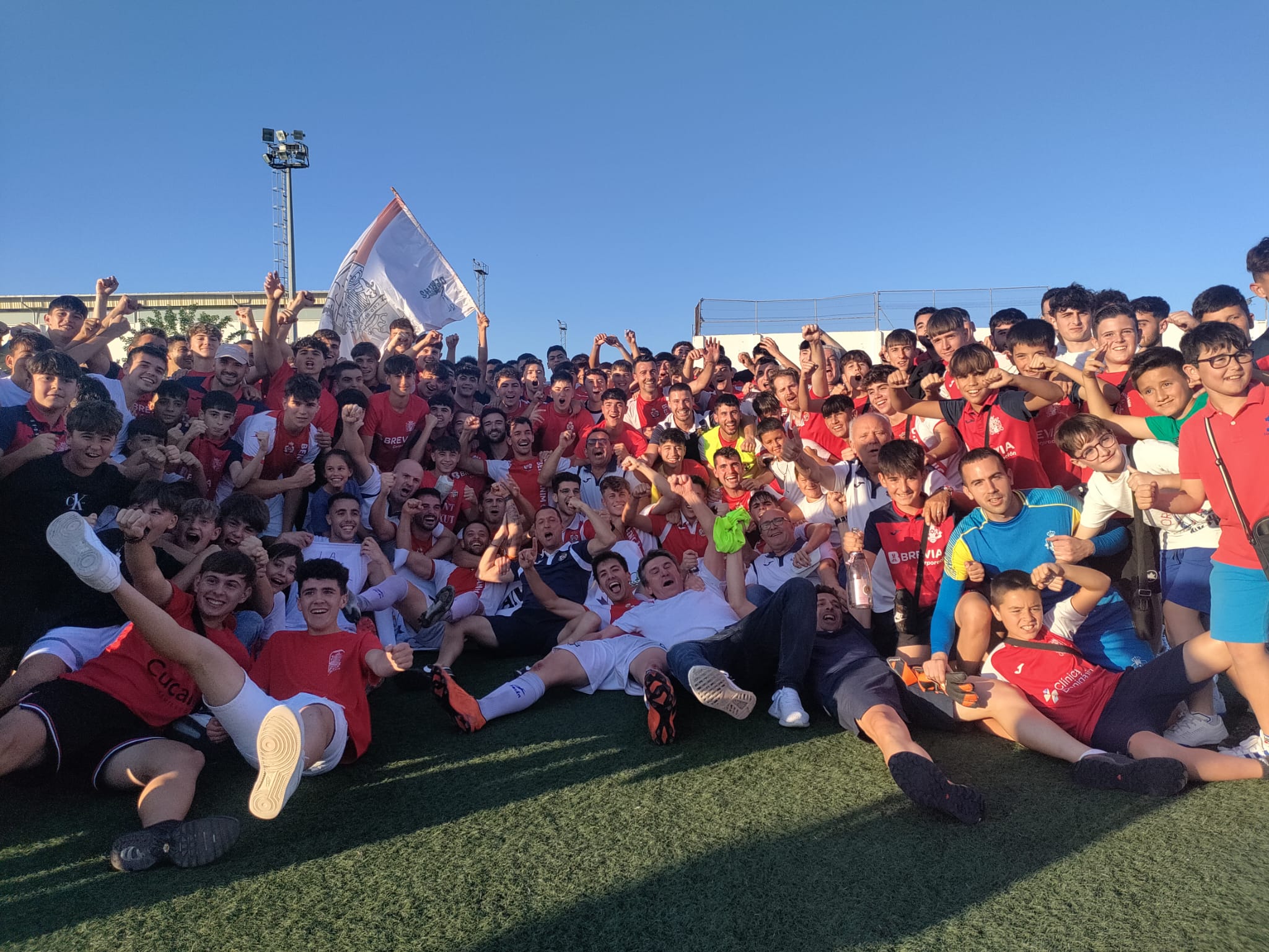 Foto dels jugadors i aficionats del Benigànim celebrant l'ascens