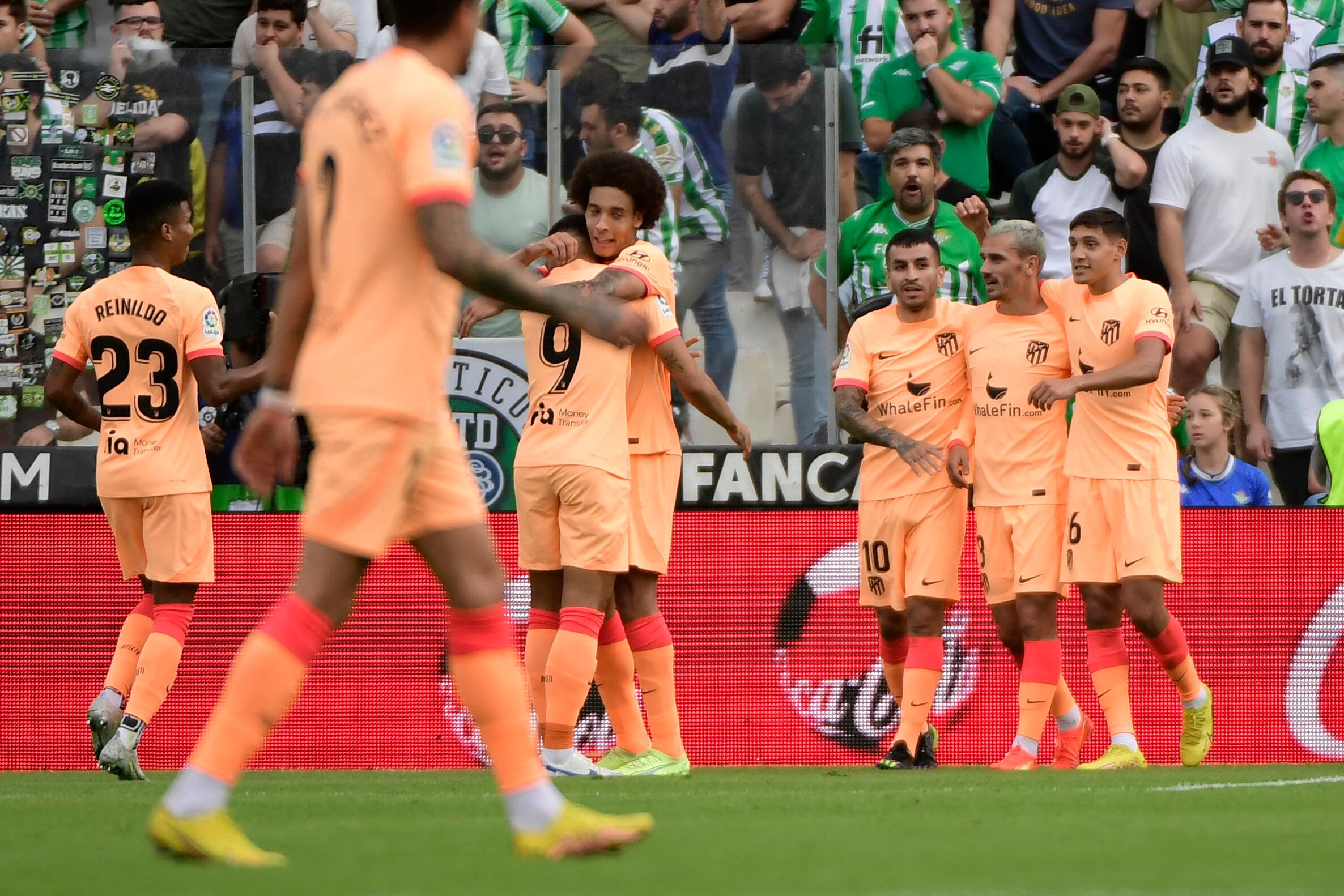 Los jugadores del Atlético de Madrid celebran un gol en el Benito Villamarín.