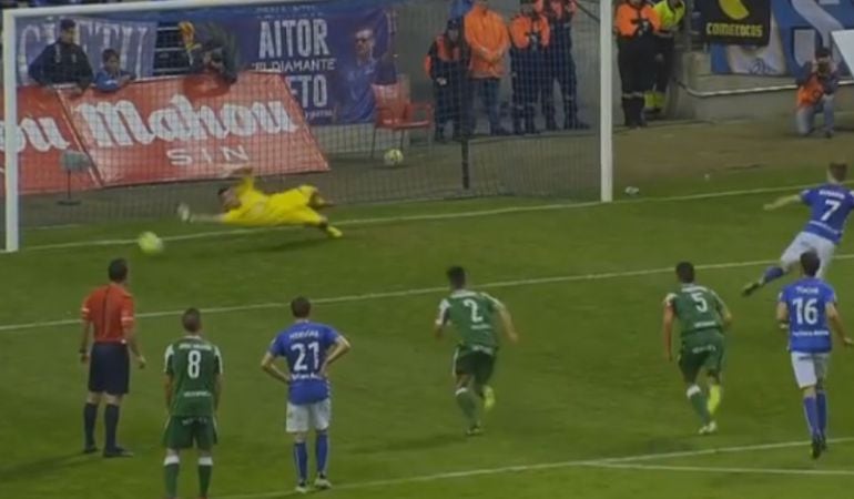 Serantes detenía este penalti a Susaeta en un partido clave por el ascenso en la recta final de la pasada temporada