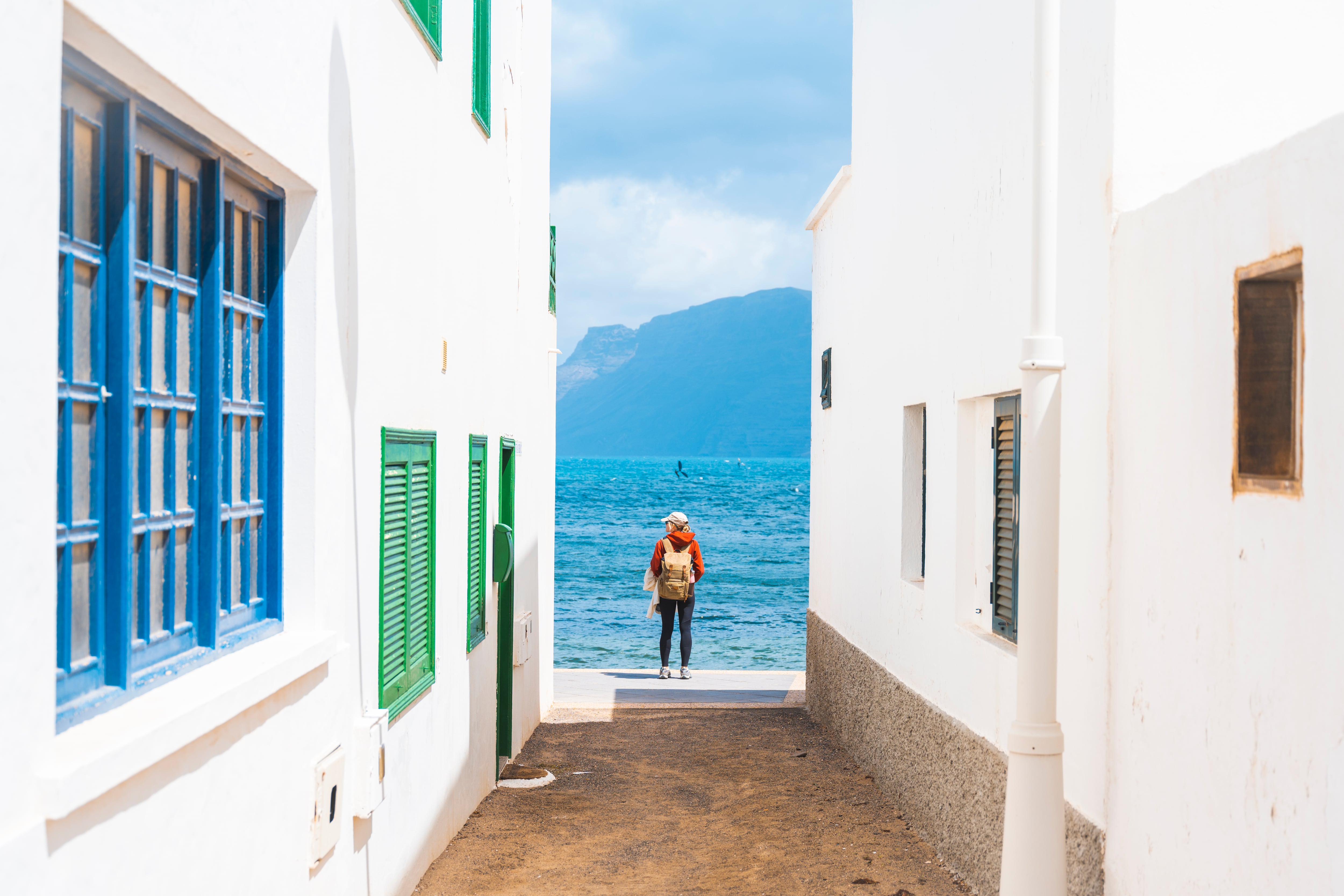 Turista junto a una vivienda vacacional