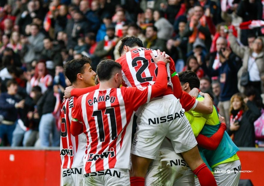 Los jugadores del Sporting celebran el gol de Lander Olaetxea.