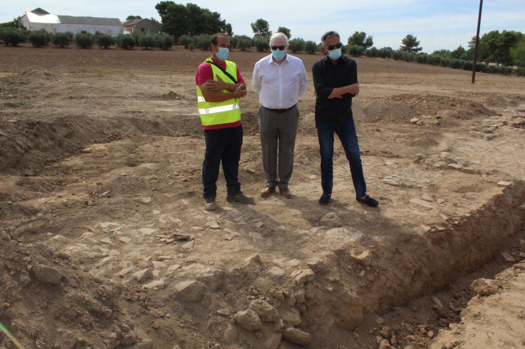 Visita a los restos encontrados por parte de Casto Sánchez, Delegado de Fomento, y Jesús Martín, alcalde de Valdepeñas