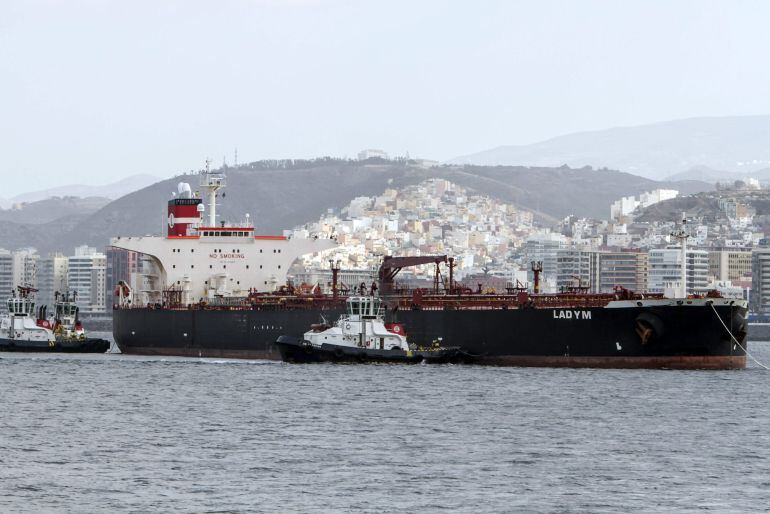 GRA139. LAS PALMAS DE GRAN CANARIA, 31/05/2015.- El petrolero liberiano Lady M, cargado con 94.000 toneladas de fuel, ha entrado esta tarde en el puerto de Las Palmas de Gran Canaria asistido por cuatro remolcadores para reparar los daños que sufrió en la sala de máquinas debido a un incendio. EFE/Ángel Medina G.