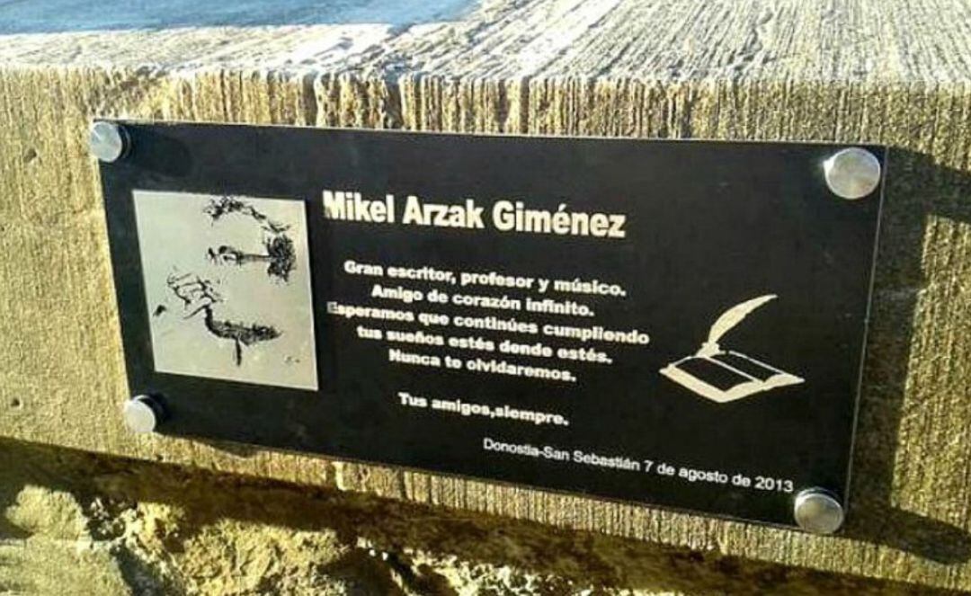 Placa en recuerdo de Mikel Arzak.