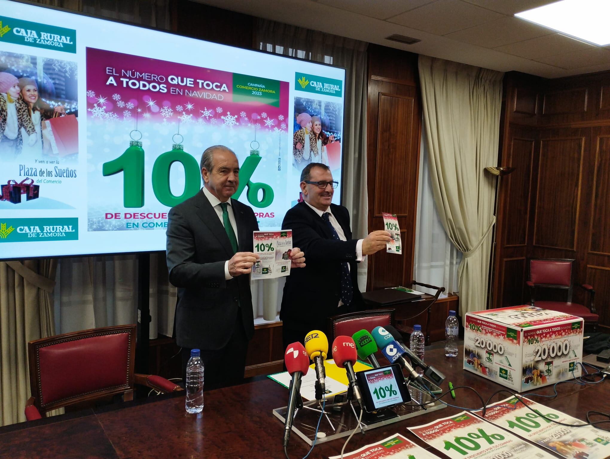 El Director General de Caja Rural, Cipriano García, y el Director de Comunicación, Narciso Prieto, presentan la Campaña del Comercio de Navidad