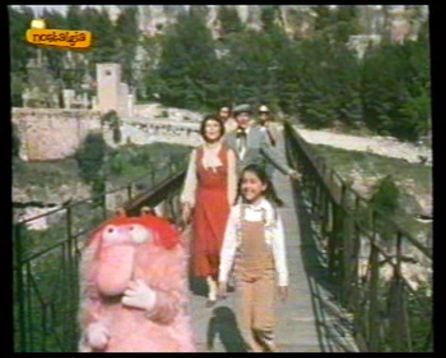 Escena del programa &#039;La mansión de los Plaff&#039; de TVE grabada en el puente de San Pablo de Cuenca en 1980.