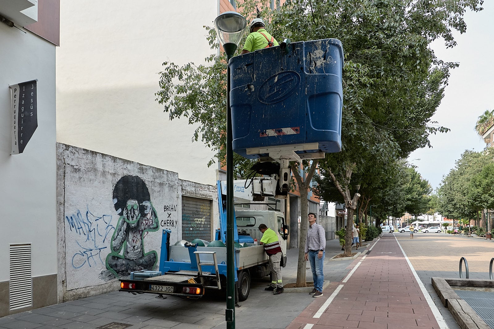 Trabajos en las farolas de la calle Tossal