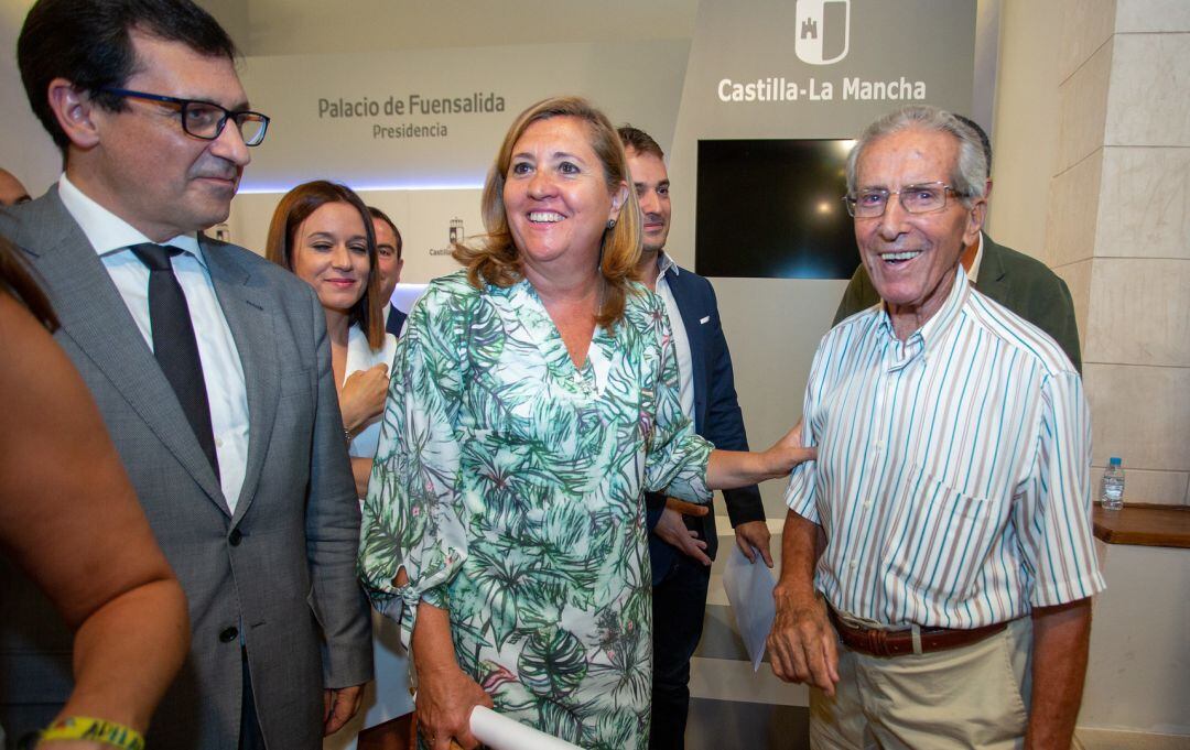 Federico Martín Bahamontes junto a la Consejera de Educación, Cultura y Deportes