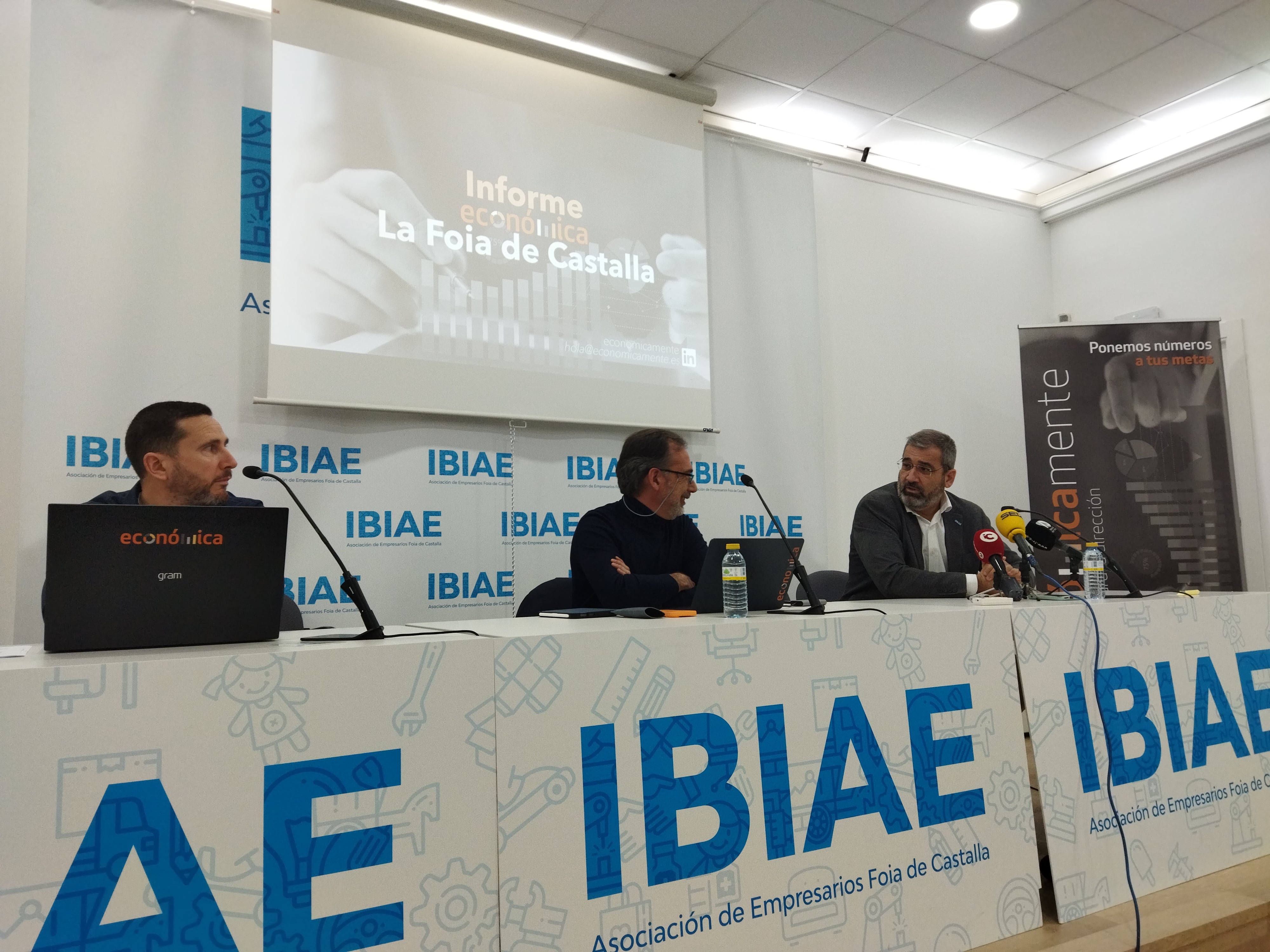 Fernando Vicedo y Pablo Fambuena, de Económicamente, junto a Héctor Torrent, director de IBIAE, en la presentación del informe económico de 2024.