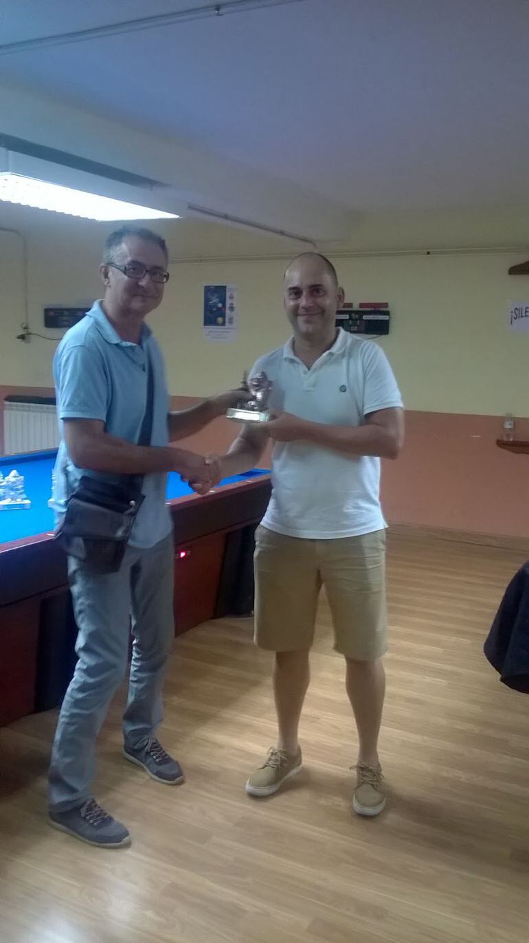 Javier Jesús Morales recibe el trofeo de semifinalista del Open Ciudad de Ponferrada.