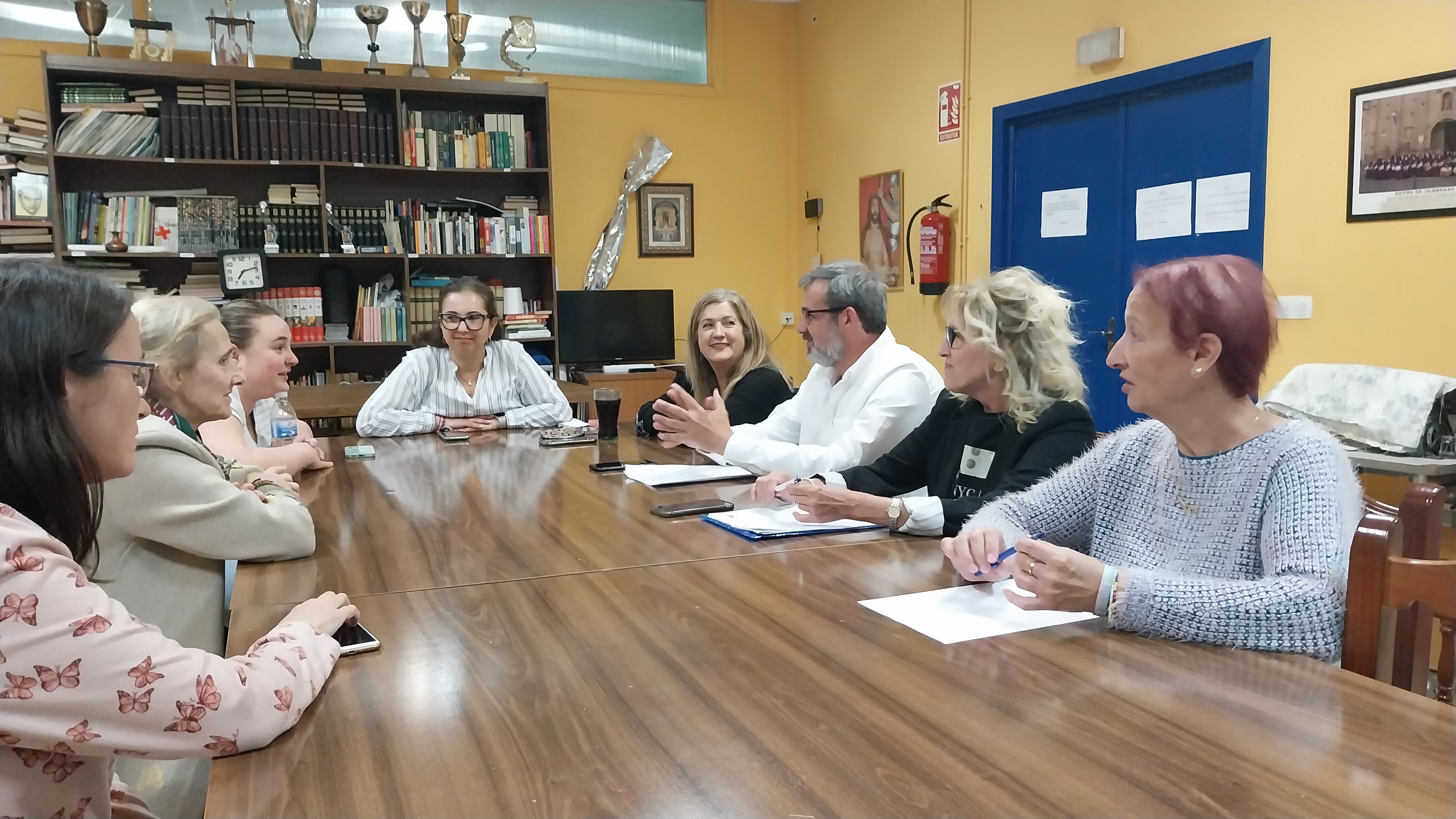 Reunión con representantes de asociaciones vecinales de Huesca