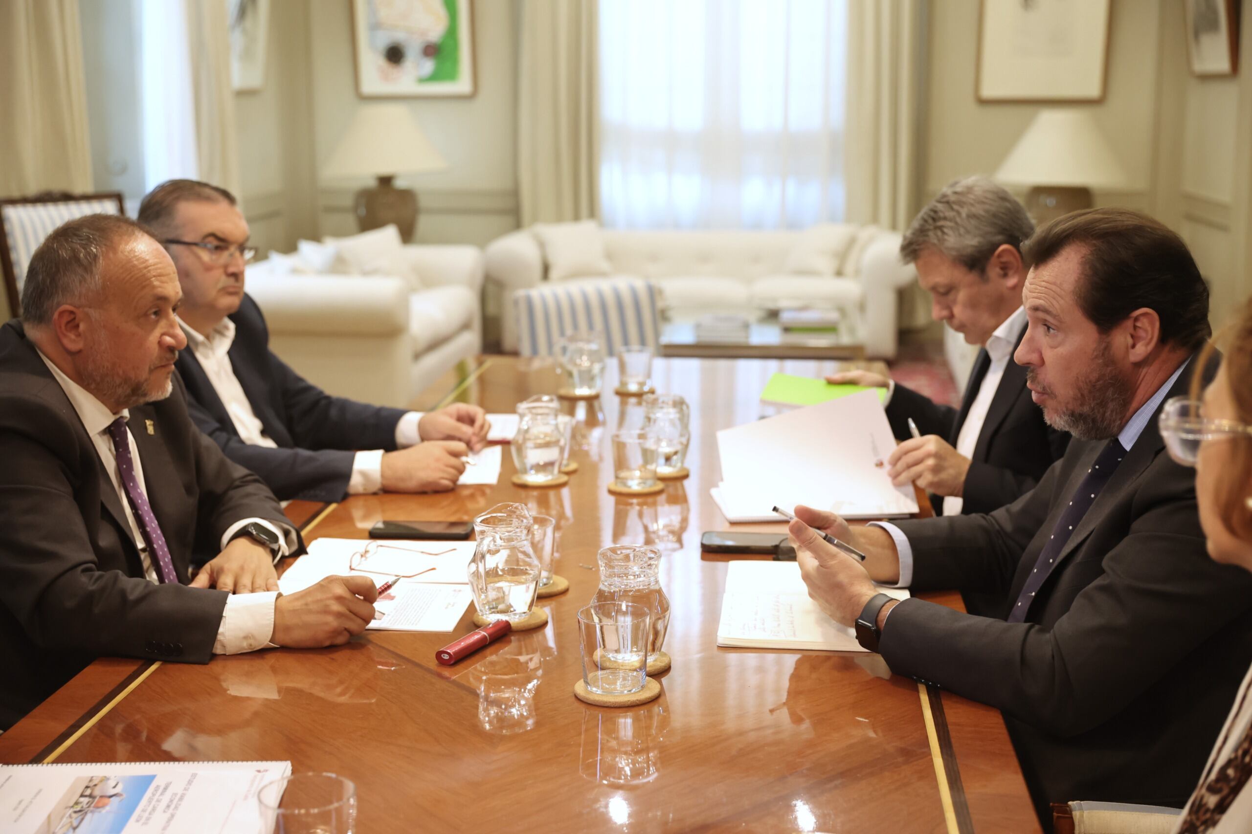 El ministro Óscar Puente en primer plano junto al presidente de la Diputación de León, Gerardo Álvarez Courel