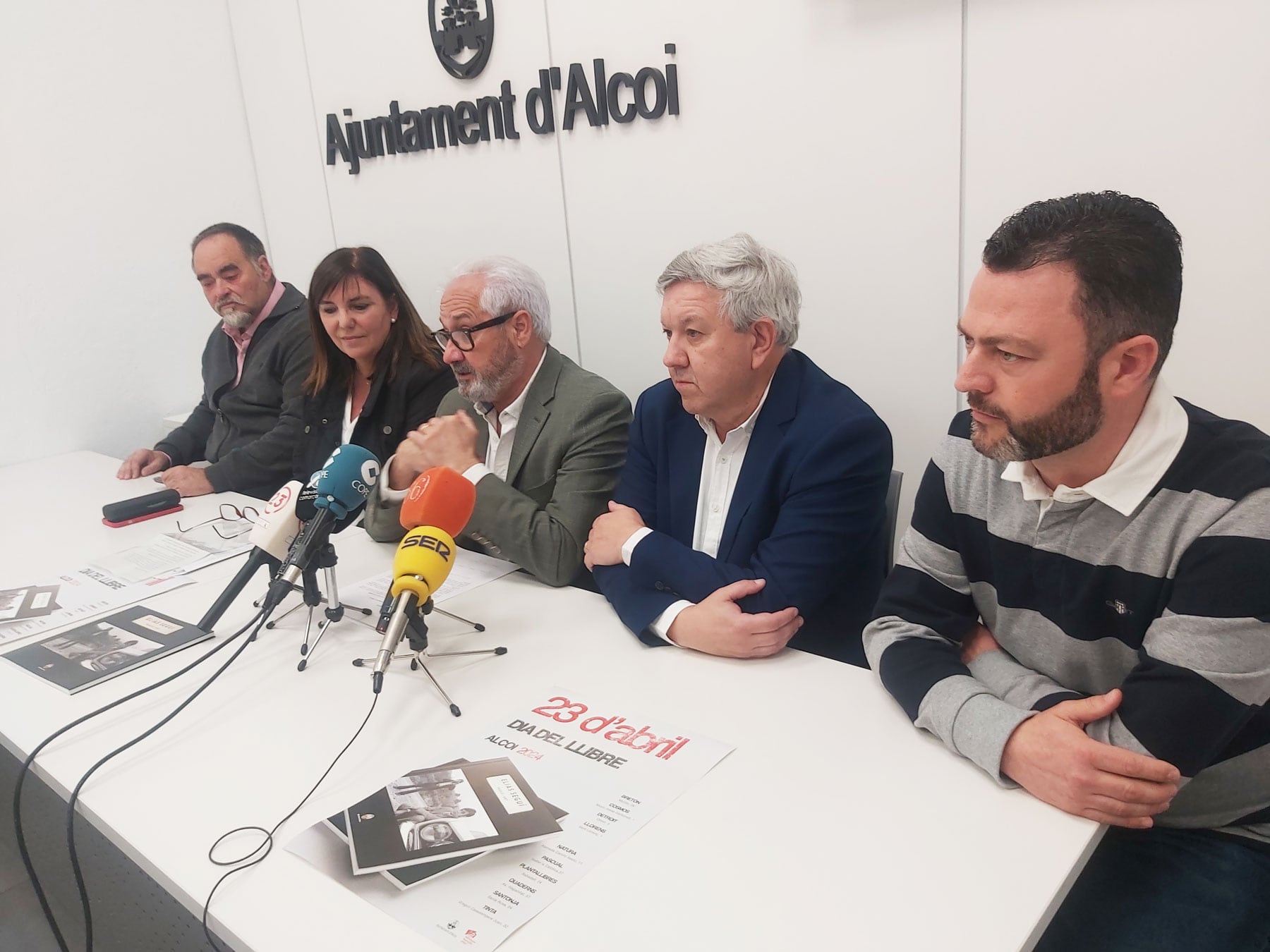 Juan Javier Gisbert, Mónica Corbí, Ignacio Trelis, Josep Lluís Santonja y Jordi Pérez, en la presentación de las actividades con motivo del Día del Libro