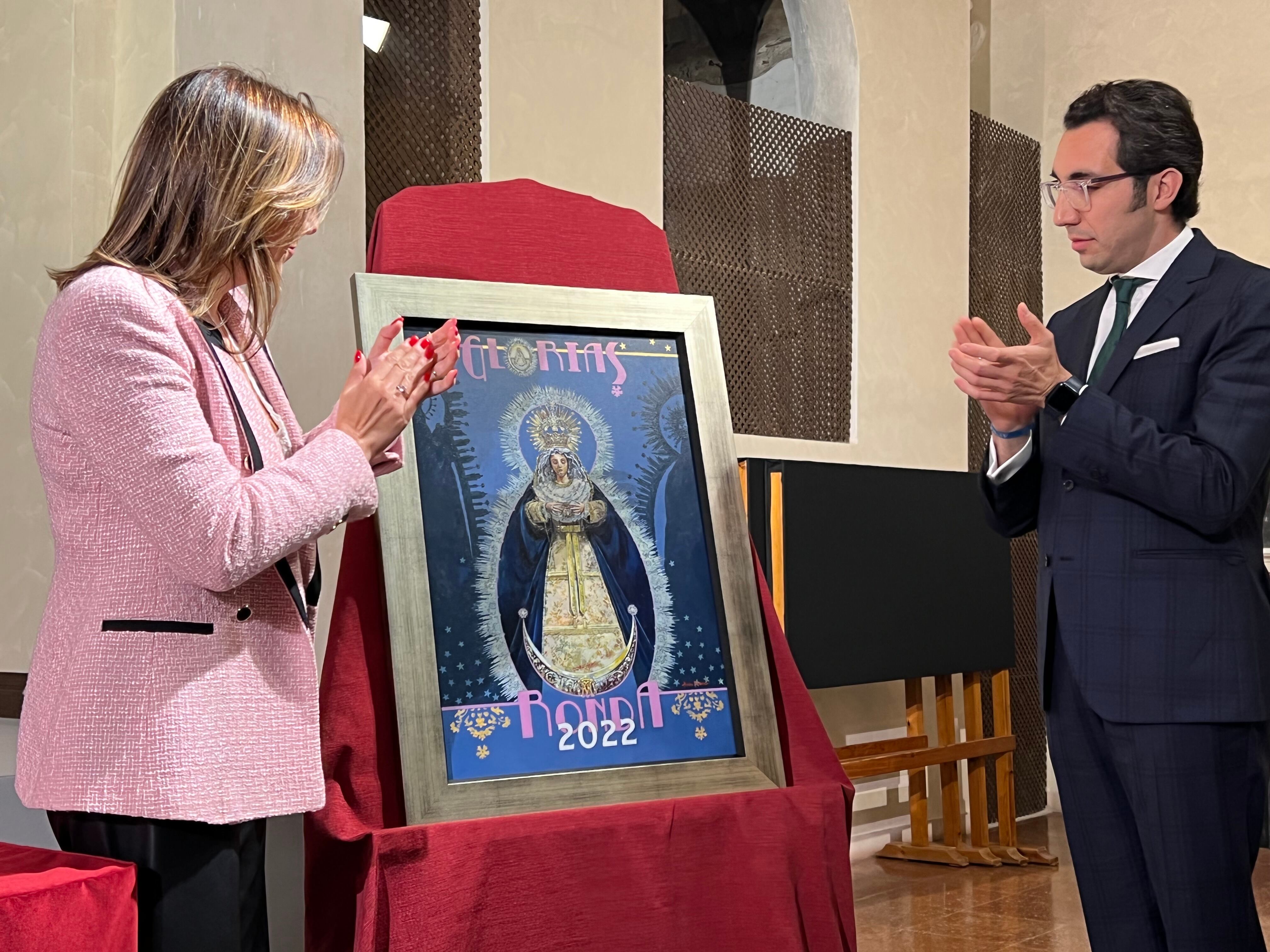 Momento en el que se descubre el cartel de Glorias de Ronda este año 2022