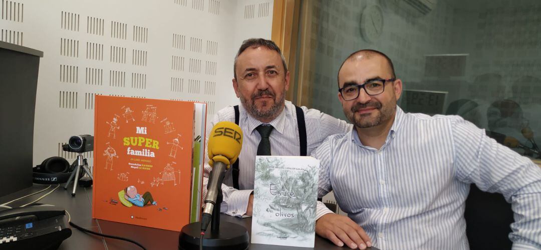 Chema Contreras (i), director de Rincón Literario, con el escritor José Miguel Catalán Galán