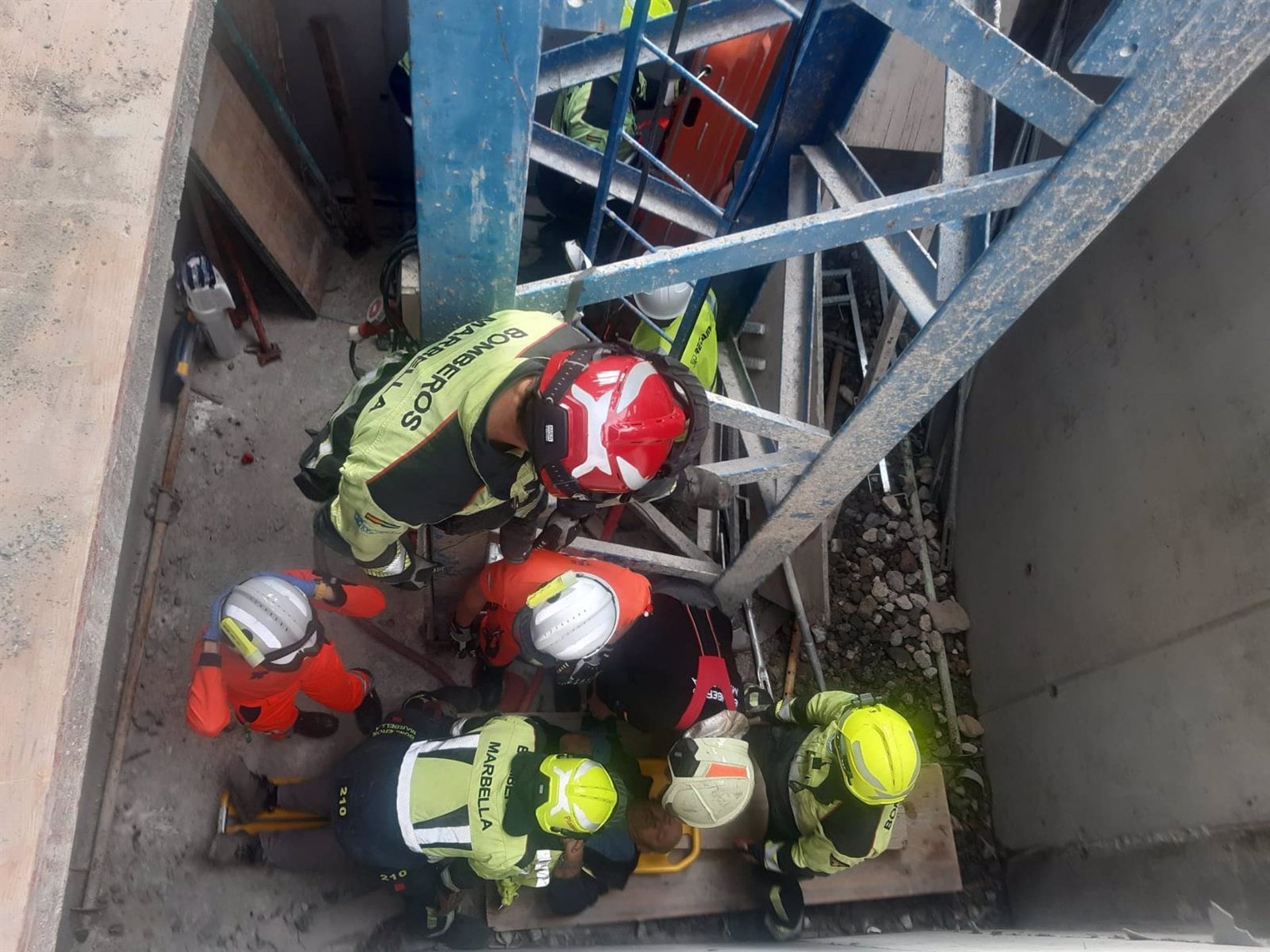 Rescatan a un trabajador que se había caído al foso de una grúa en San Pedro Alcántara