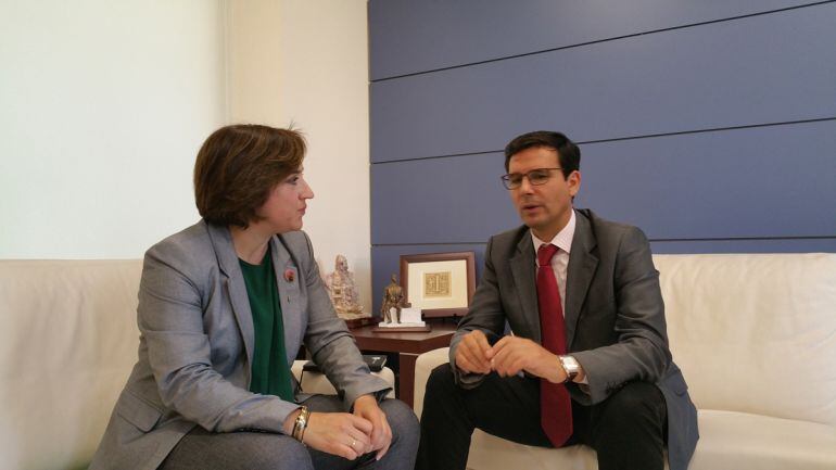 Primera reunión institucional entre la delegada del Gobierno de la Junta en Granada, Sandra García, y el alcalde de Granada, Paco Cuenca, en la sede de la administración andaluza