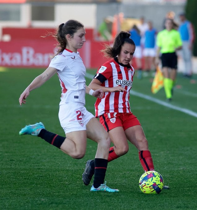 La jugadora del Athletic, Nerea Nevado, en una acción ante el Sevilla