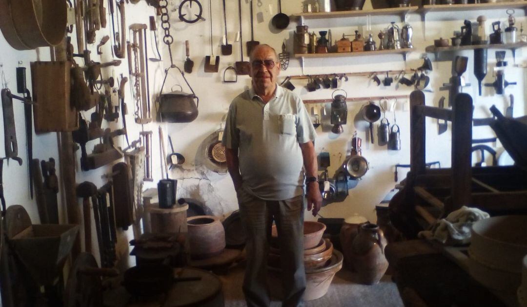 Félix Benita en su museo en Villar del Saz de Arcas, en Arcas (Cuenca).