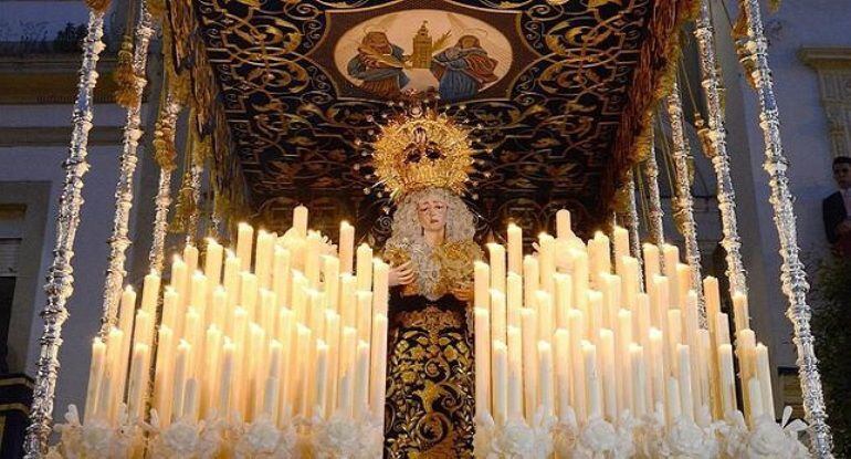 La dolorosa de La Estrella, bajo su paso de palio en la tarde del Domingo de Ramos