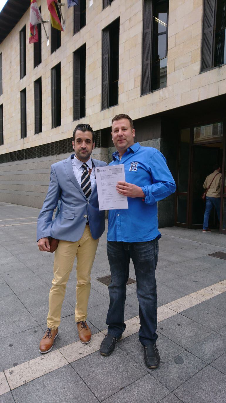 El letrado (izda) y el afectado ante el Edificio de los Juzgados