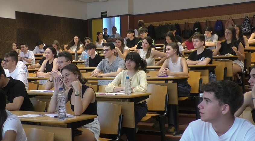 Alumnos y alumnas en las Pruebas de Acceso a la Universidad en la Universidad Miguel Hernández de Elche