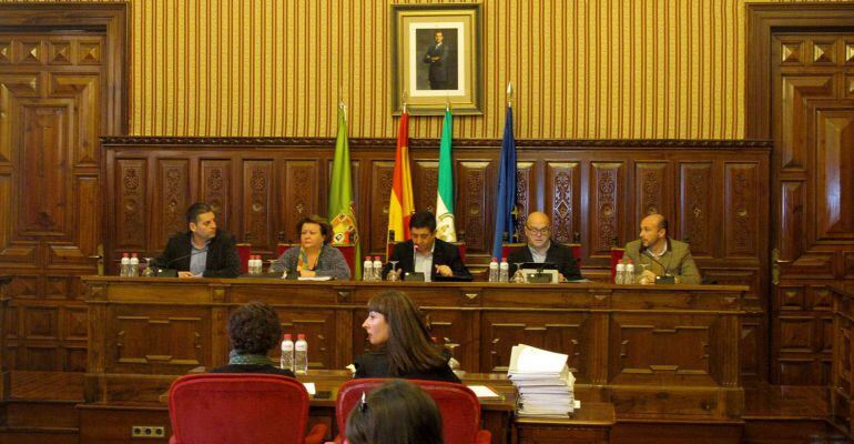 El presidente de la Diputación, Francisco Reyes (centro), durante un pleno anterior de la administración provincial.